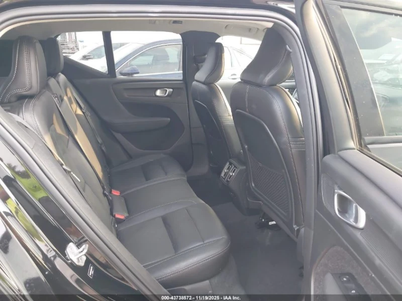 Volvo XC40 2L I4   N All Wheel Drive, снимка 14 - Автомобили и джипове - 53095616