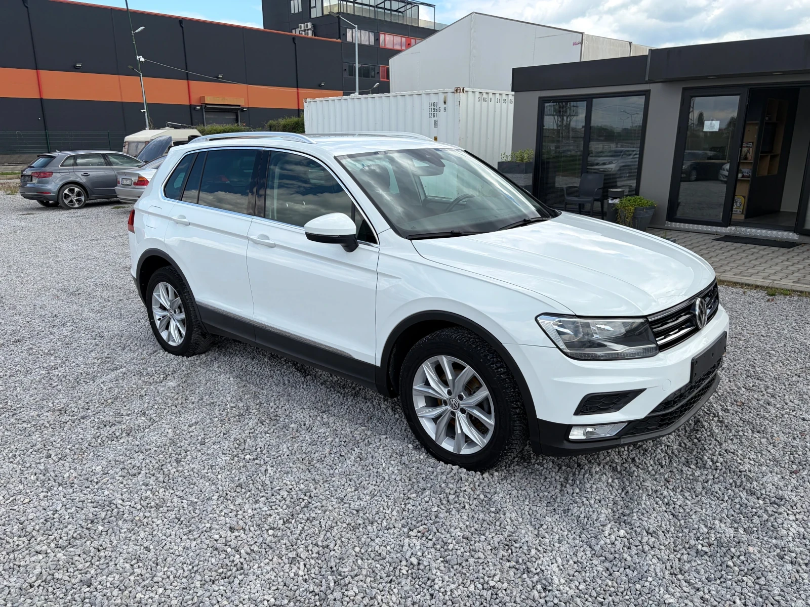 VW Tiguan 2.0TDI-150k.c. 4motion /АВТОМАТИК/, снимка 8 - Автомобили и джипове - 54579533