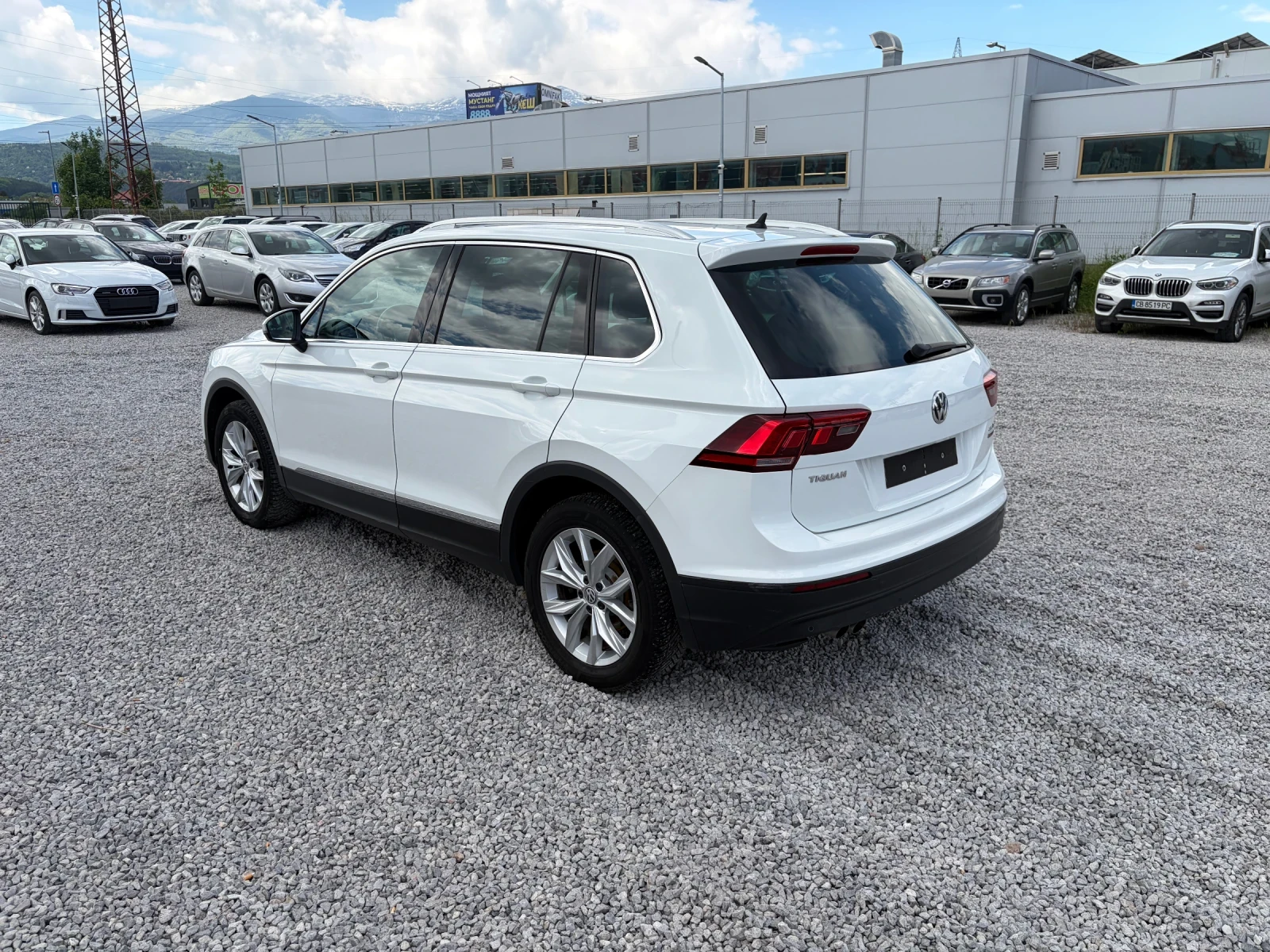 VW Tiguan 2.0TDI-150k.c. 4motion /АВТОМАТИК/, снимка 4 - Автомобили и джипове - 54579533