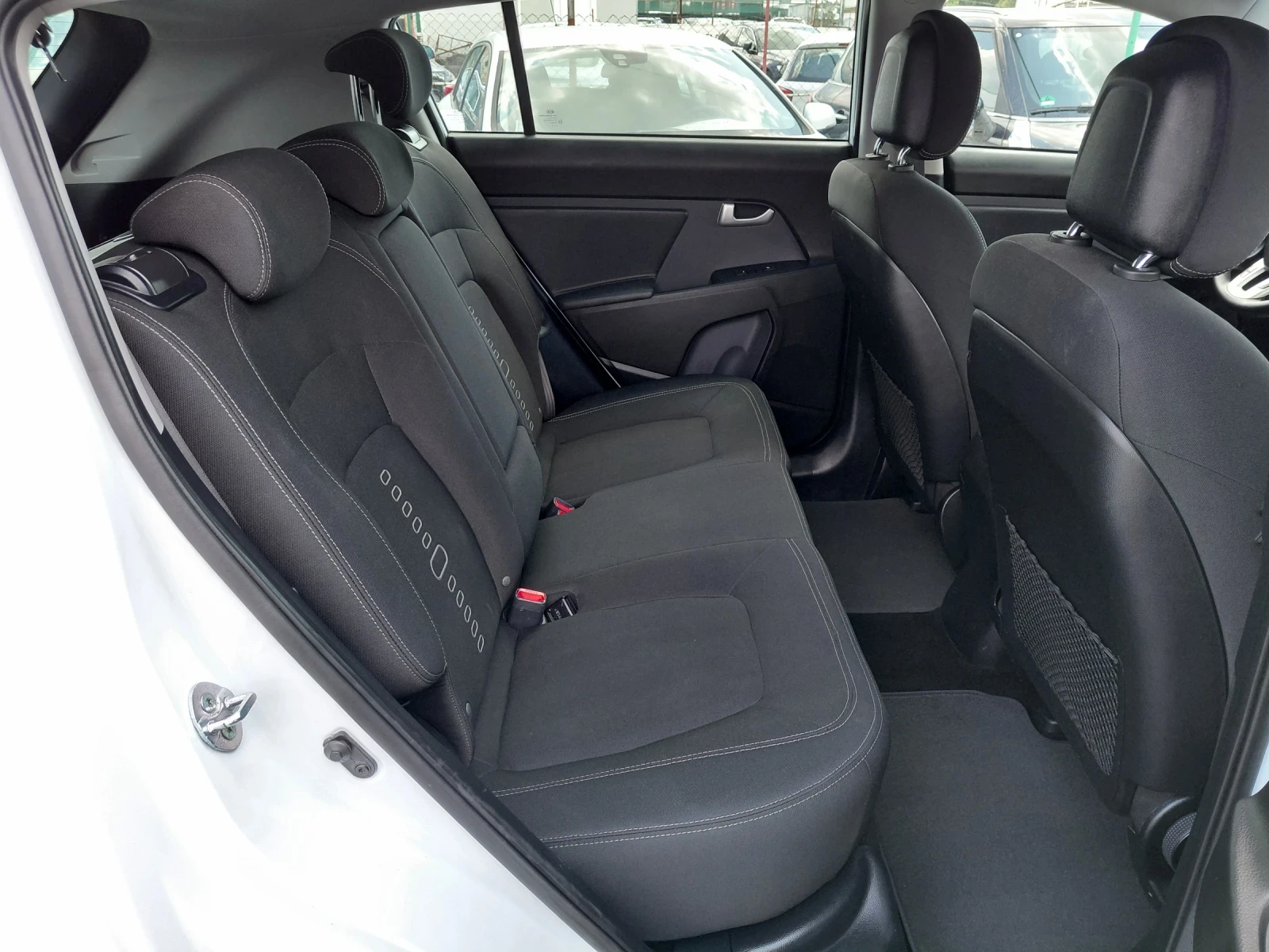 Kia Sportage 2.0CRDi * 4x4 * Навигация* Камера* Теглич* , снимка 9 - Автомобили и джипове - 55308349