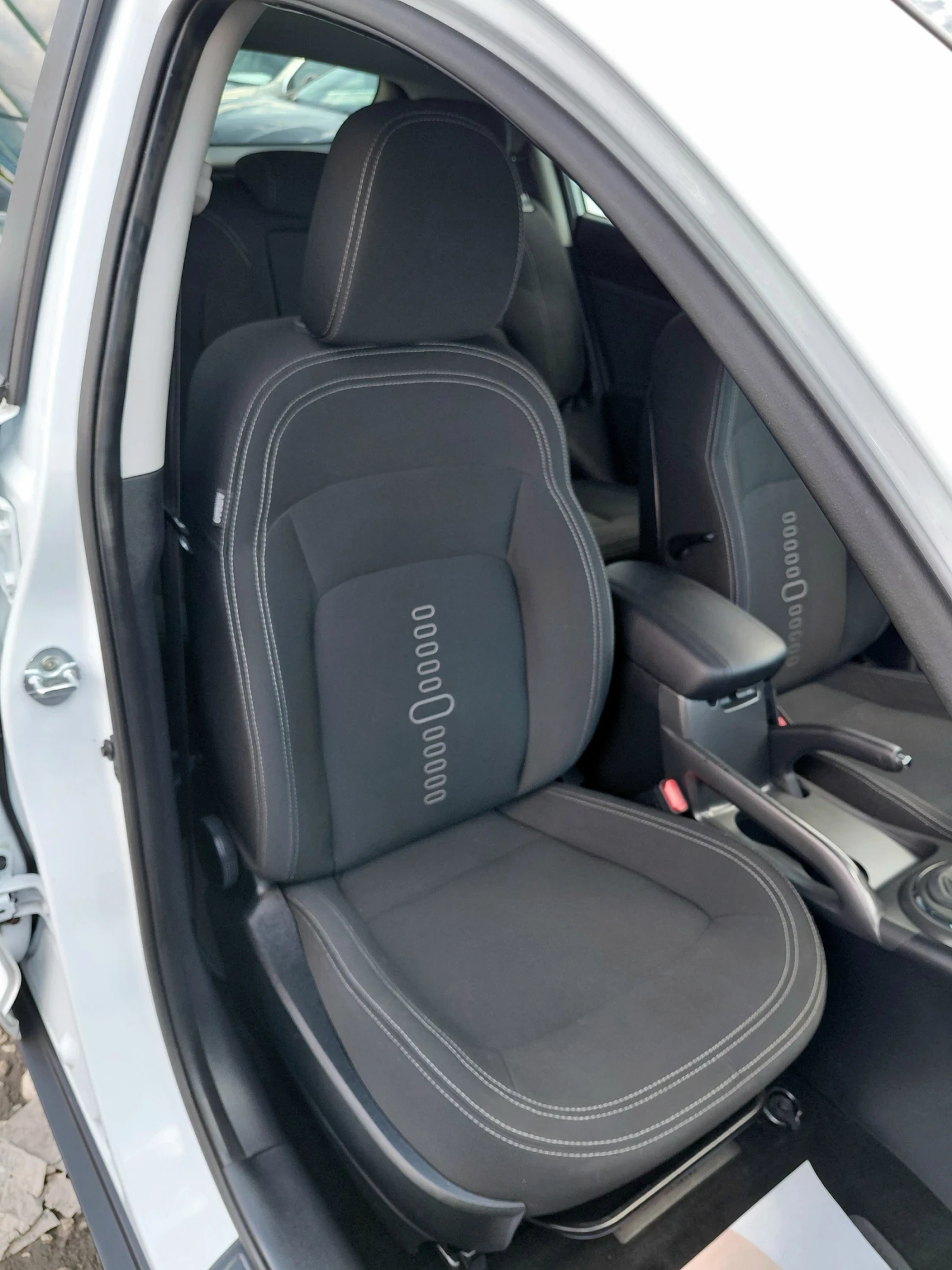 Kia Sportage 2.0CRDi * 4x4 * Навигация* Камера* Теглич* , снимка 8 - Автомобили и джипове - 55308349