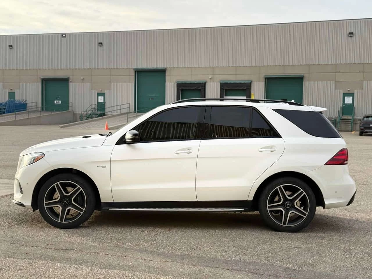Mercedes-Benz GLE 43 AMG * CARFAX * ОПЦИЯ ЗА ФИНАНСИРАНЕ * , снимка 2 - Автомобили и джипове - 56202348