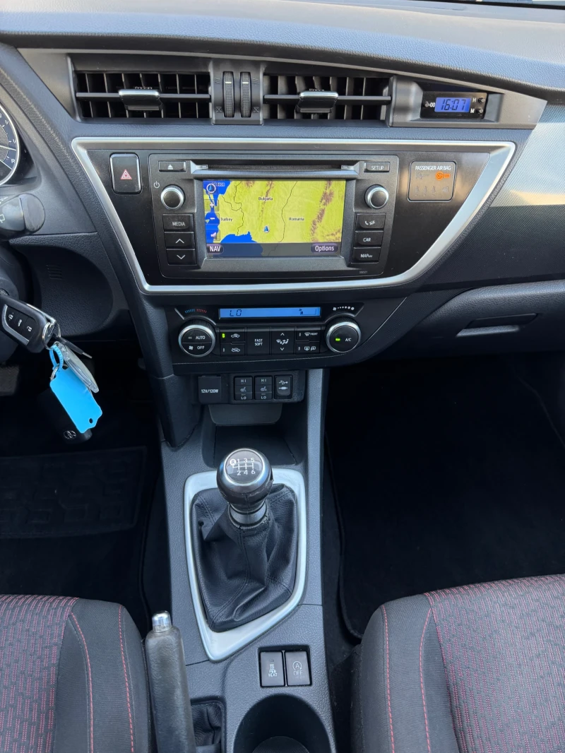 Toyota Auris 2.0D4D PANO, снимка 11 - Автомобили и джипове - 50157121