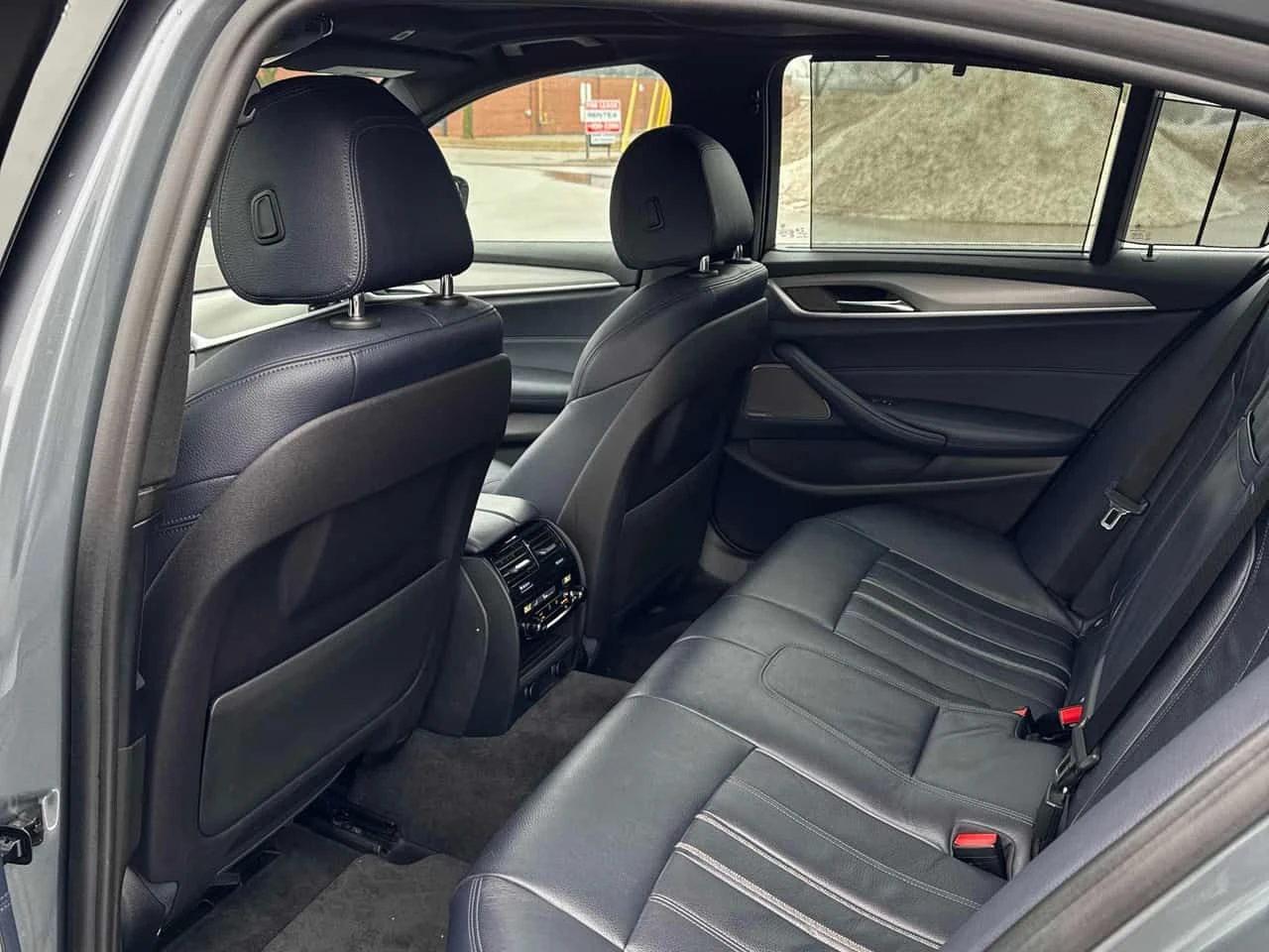 BMW 530 i xDrive/CARFAX/HARMAN KARDON/ШИБИДАХ/ПОДГРЕВИ, снимка 11 - Автомобили и джипове - 53918942