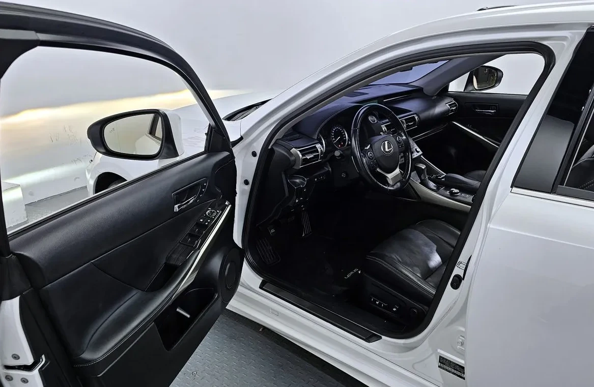 Lexus IS 200 T Supreme, снимка 10 - Автомобили и джипове - 54966653