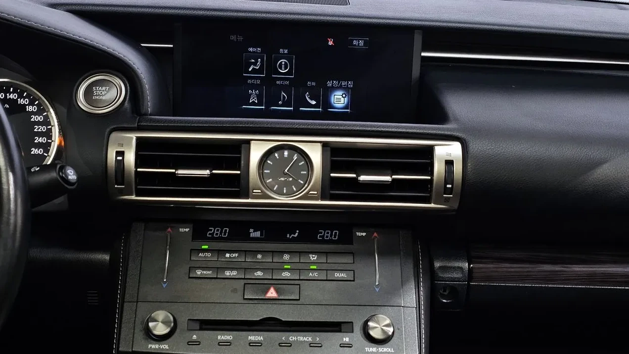 Lexus IS 200 T Supreme, снимка 7 - Автомобили и джипове - 54966653