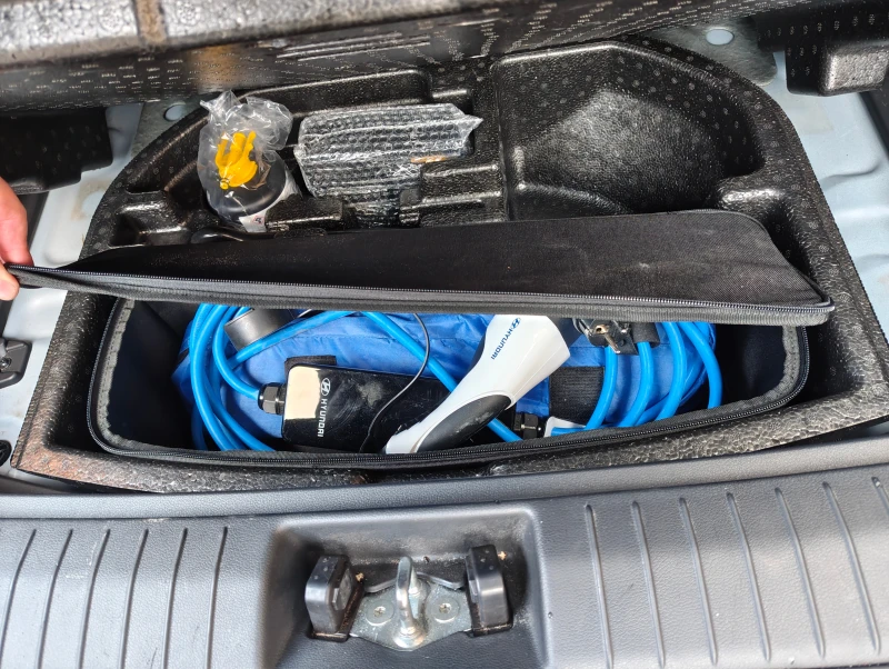 Hyundai Kona 64KWh* SOH 99.7%* BLUE LINK* DISTRONIC* Tермопомпа, снимка 17 - Автомобили и джипове - 53124523