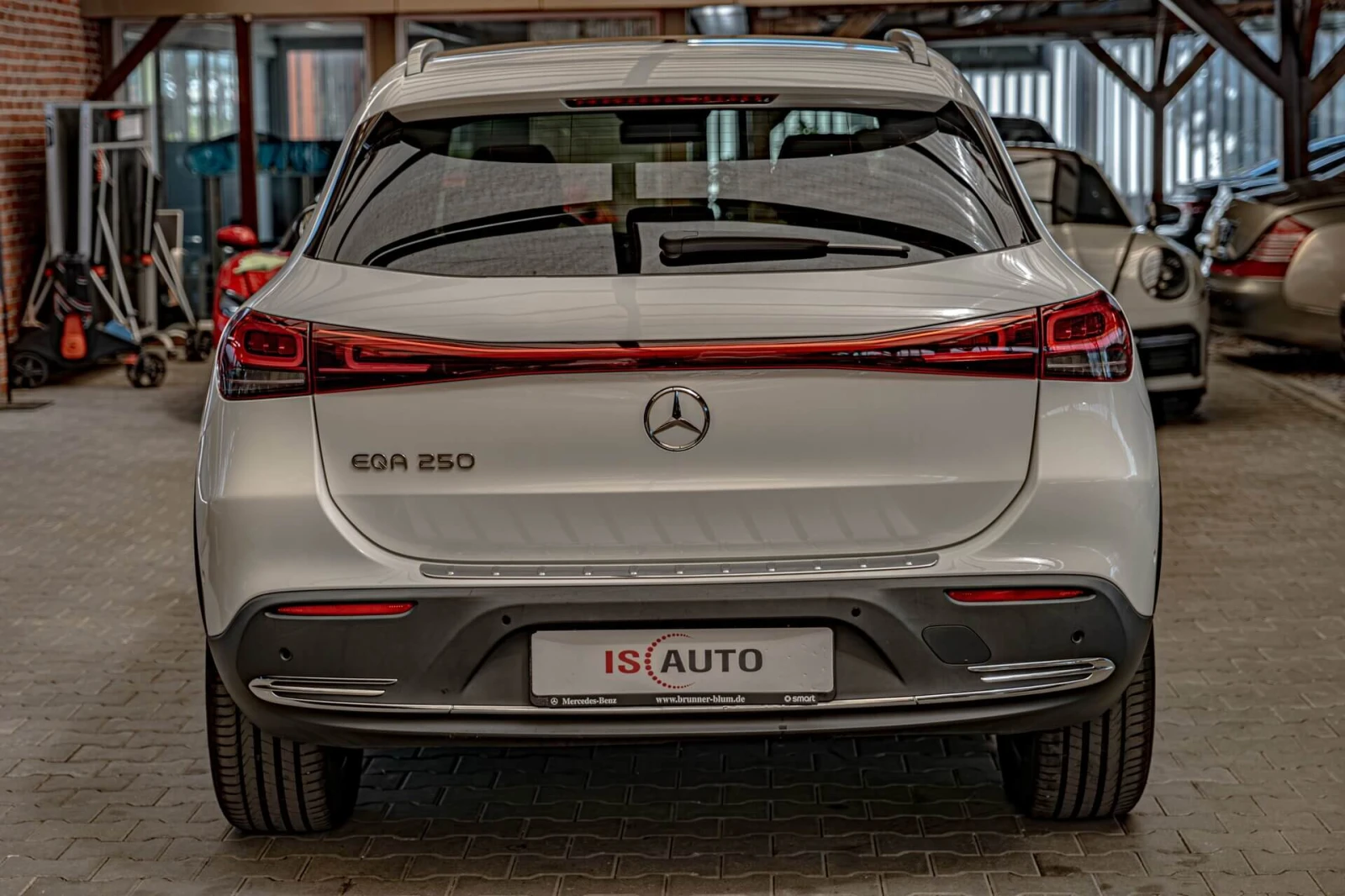Mercedes-Benz EQA 250/Burmester/Камера 360/Lane Assist/Blind Assist/, снимка 4 - Автомобили и джипове - 55078811