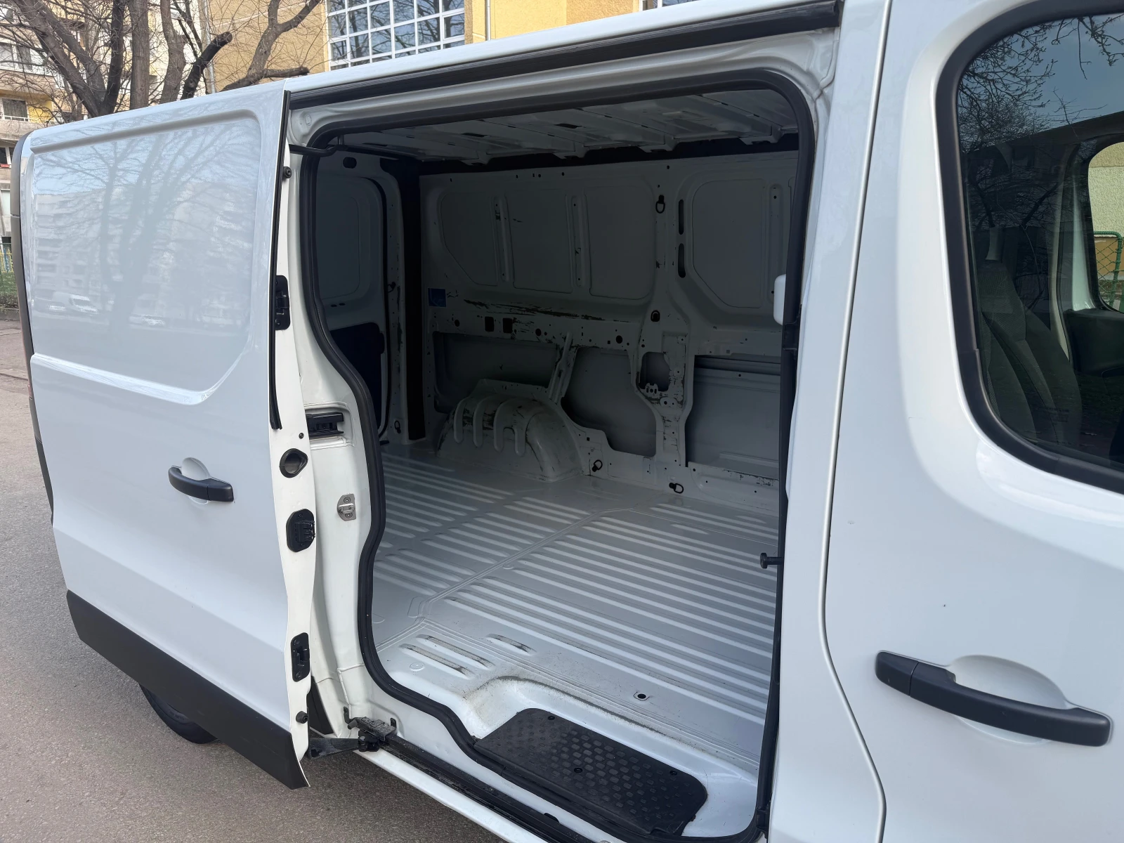 Renault Trafic, снимка 4 - Бусове и автобуси - 54114655