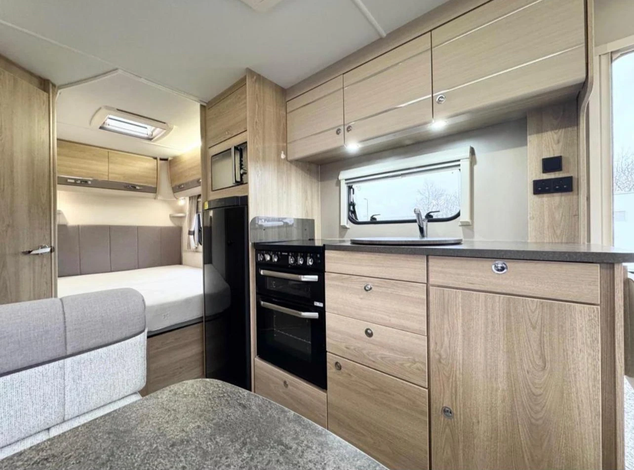 Каравана Eldis Avante 840, снимка 4 - Каравани и кемпери - 53915647