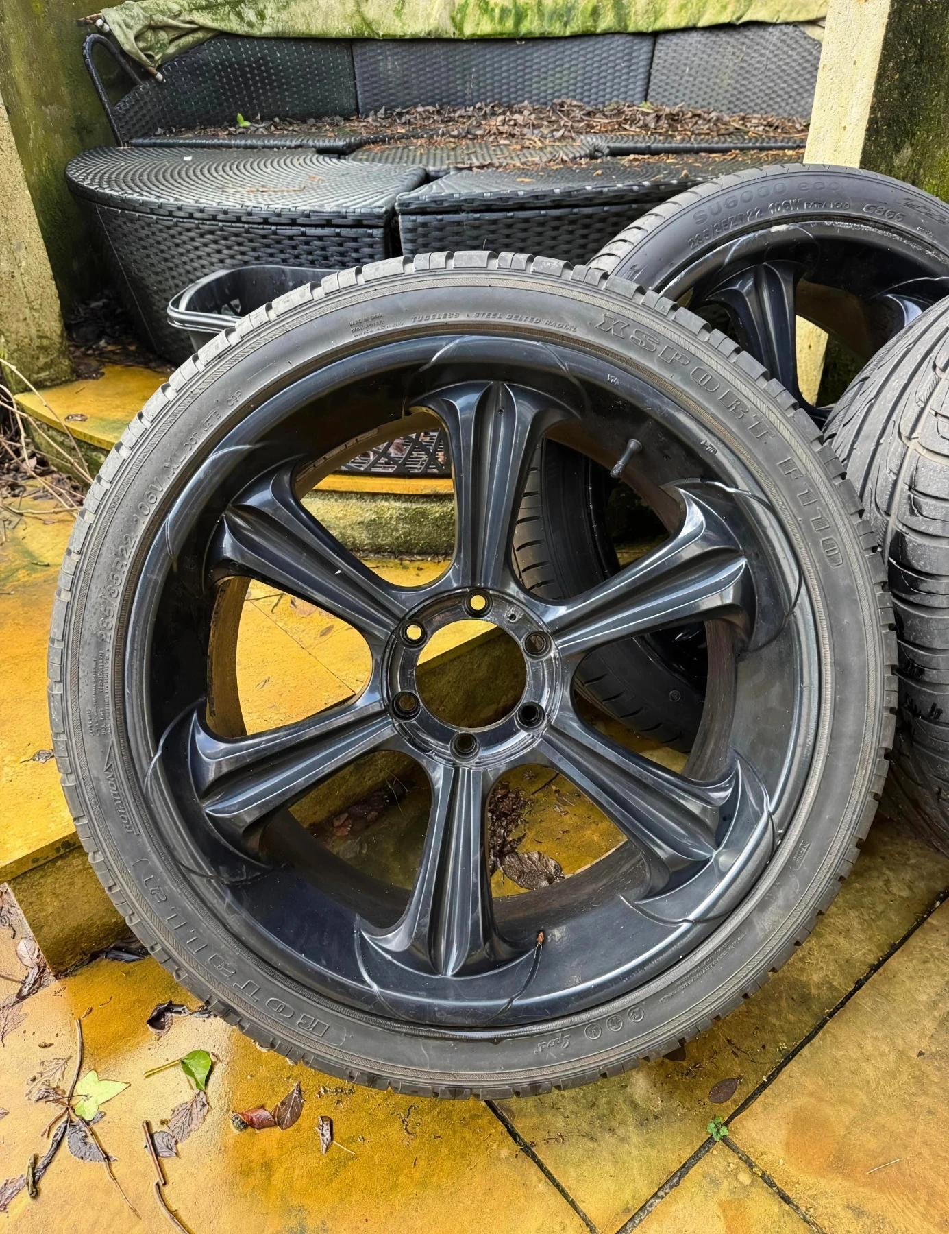 Гуми с джанти  305/40R22