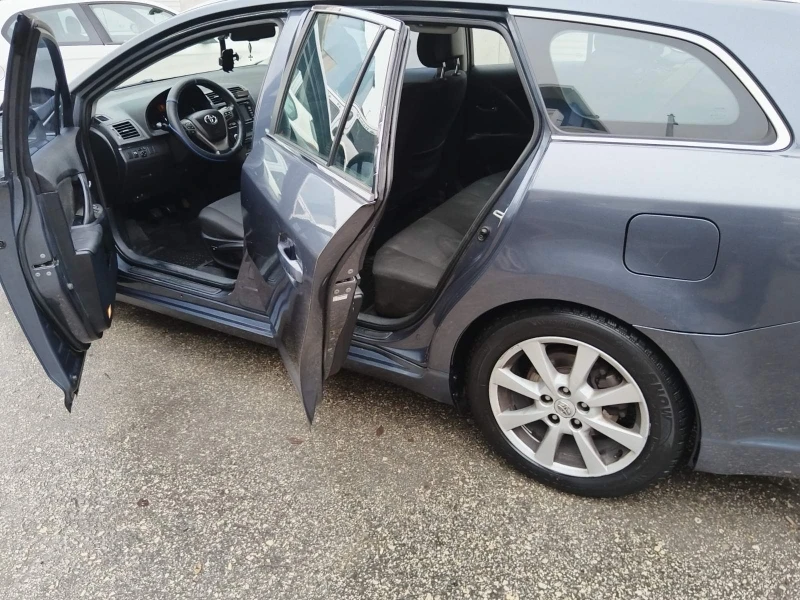 Toyota Avensis 2.2 D4D, снимка 8 - Автомобили и джипове - 52516705
