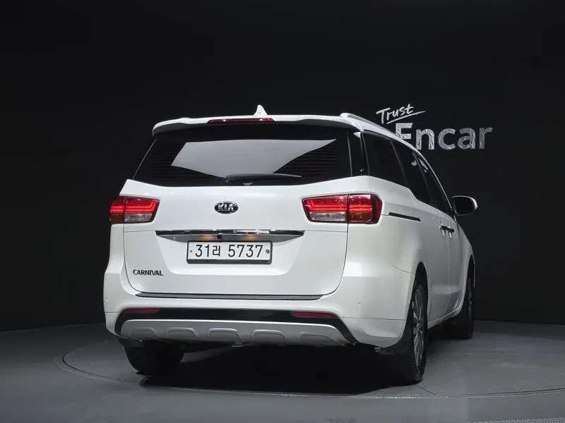 Kia Carnival 9-Seater Luxury, снимка 4 - Автомобили и джипове - 55642997