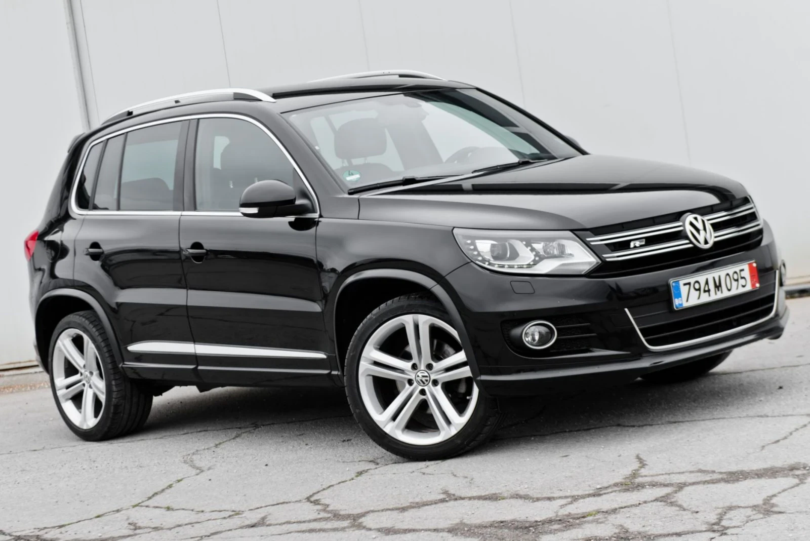 VW Tiguan R-Line 2.0 TDI 177 hp 4-Motion, снимка 2 - Автомобили и джипове - 54014879