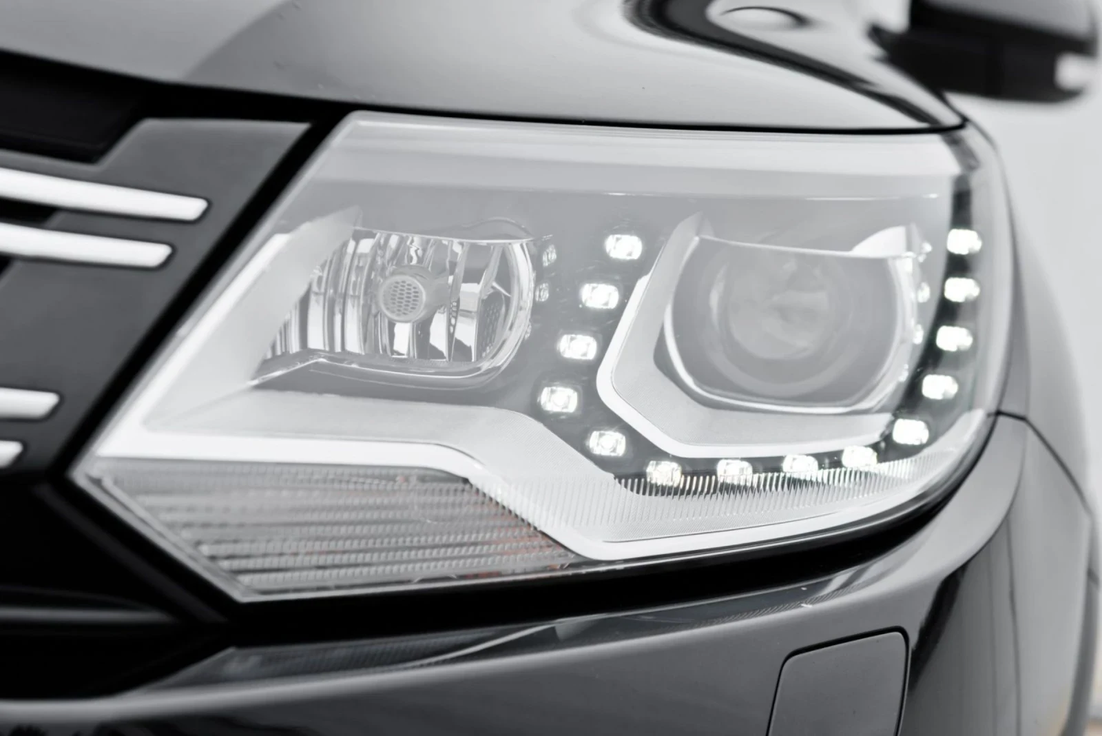 VW Tiguan R-Line 2.0 TDI 177 hp 4-Motion, снимка 5 - Автомобили и джипове - 54014879