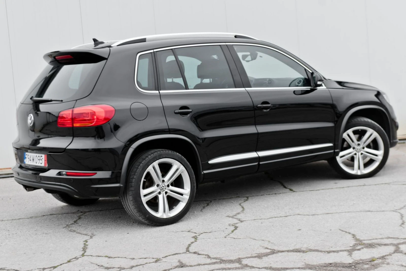 VW Tiguan R-Line 2.0 TDI 177 hp 4-Motion, снимка 4 - Автомобили и джипове - 54014879