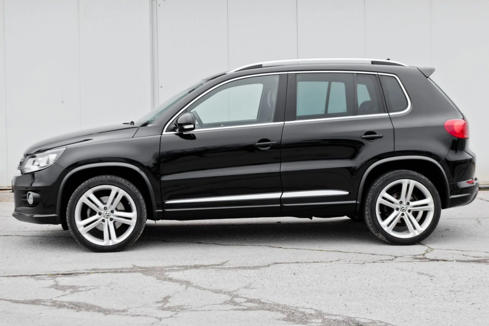 VW Tiguan R-Line 2.0 TDI 177 hp 4-Motion, снимка 6 - Автомобили и джипове - 54014879