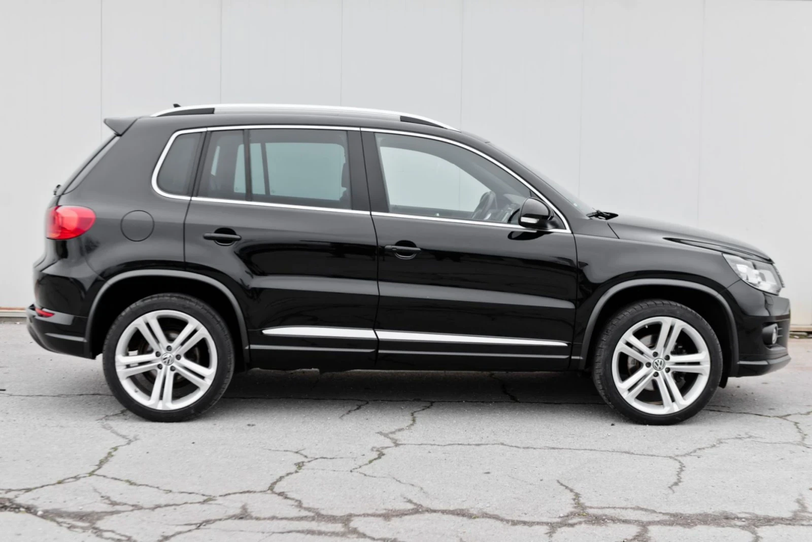 VW Tiguan R-Line 2.0 TDI 177 hp 4-Motion, снимка 3 - Автомобили и джипове - 54014879
