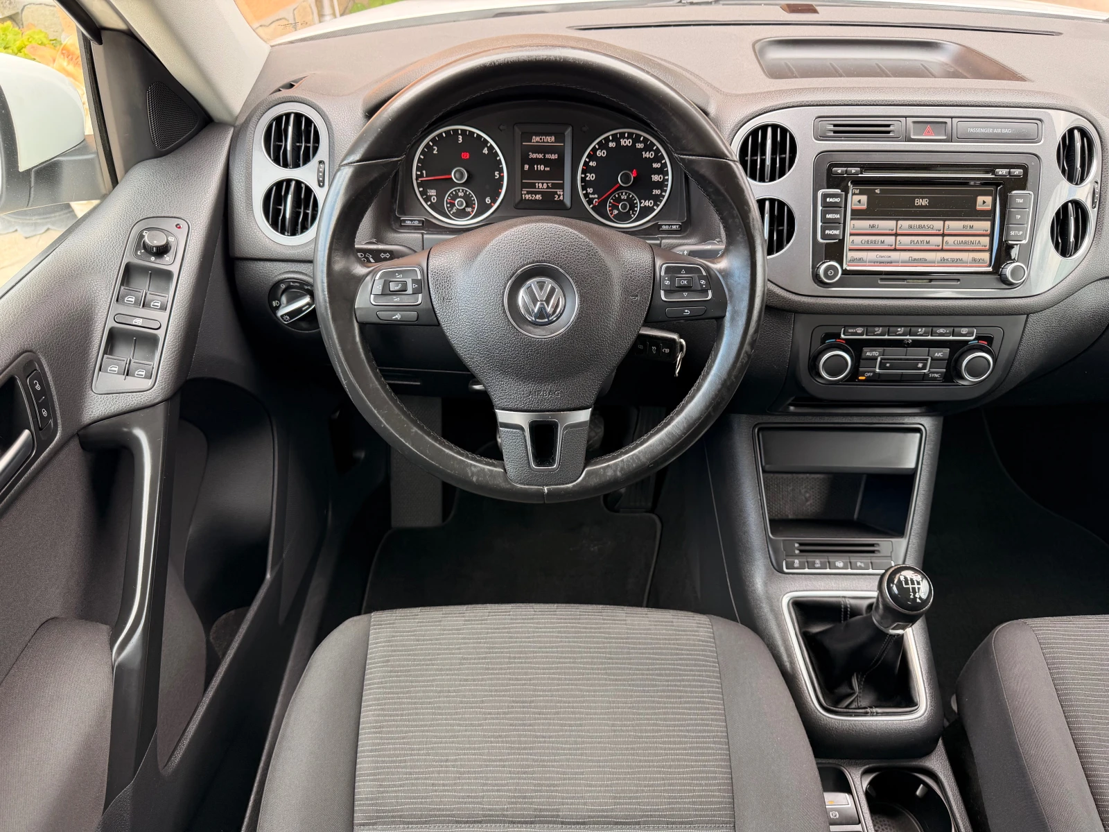 VW Tiguan 2.0TDI* NAVI* 6sk* 140ks* MULTI VOLAN* LIZING, снимка 2 - Автомобили и джипове - 54544489