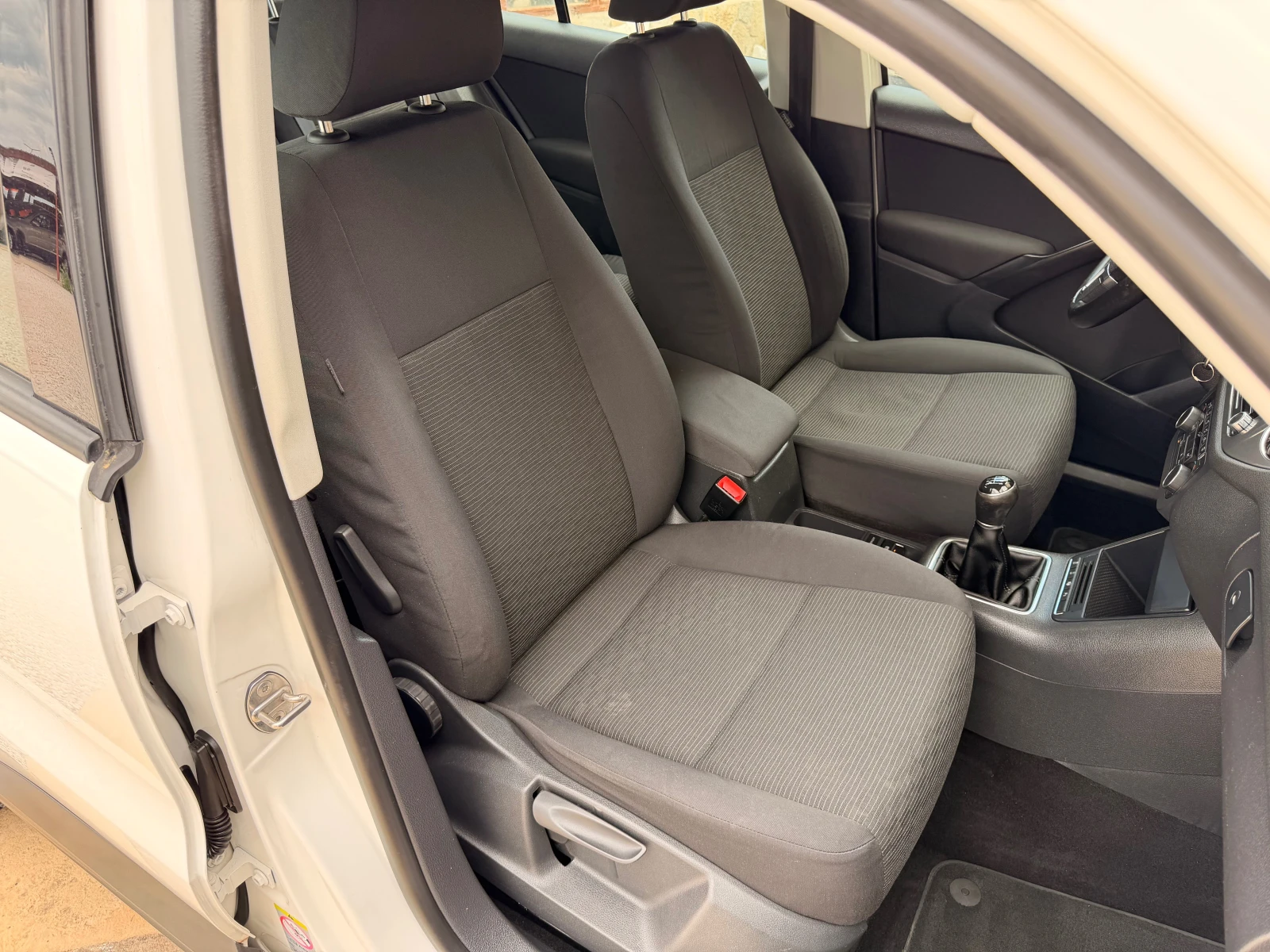VW Tiguan 2.0TDI* NAVI* 6sk* 140ks* MULTI VOLAN* LIZING, снимка 8 - Автомобили и джипове - 54544489