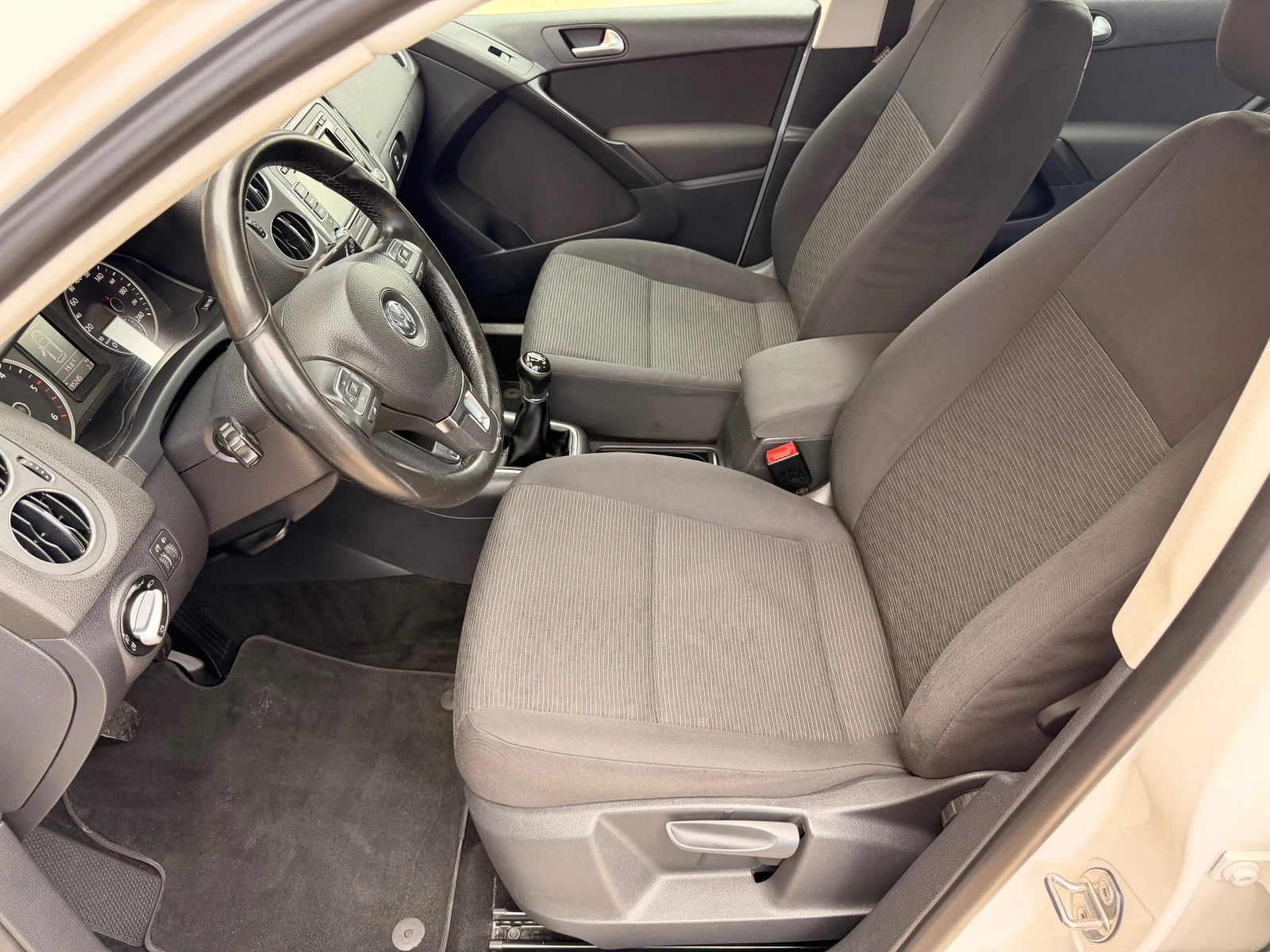 VW Tiguan 2.0TDI* NAVI* 6sk* 140ks* MULTI VOLAN* LIZING, снимка 4 - Автомобили и джипове - 54544489