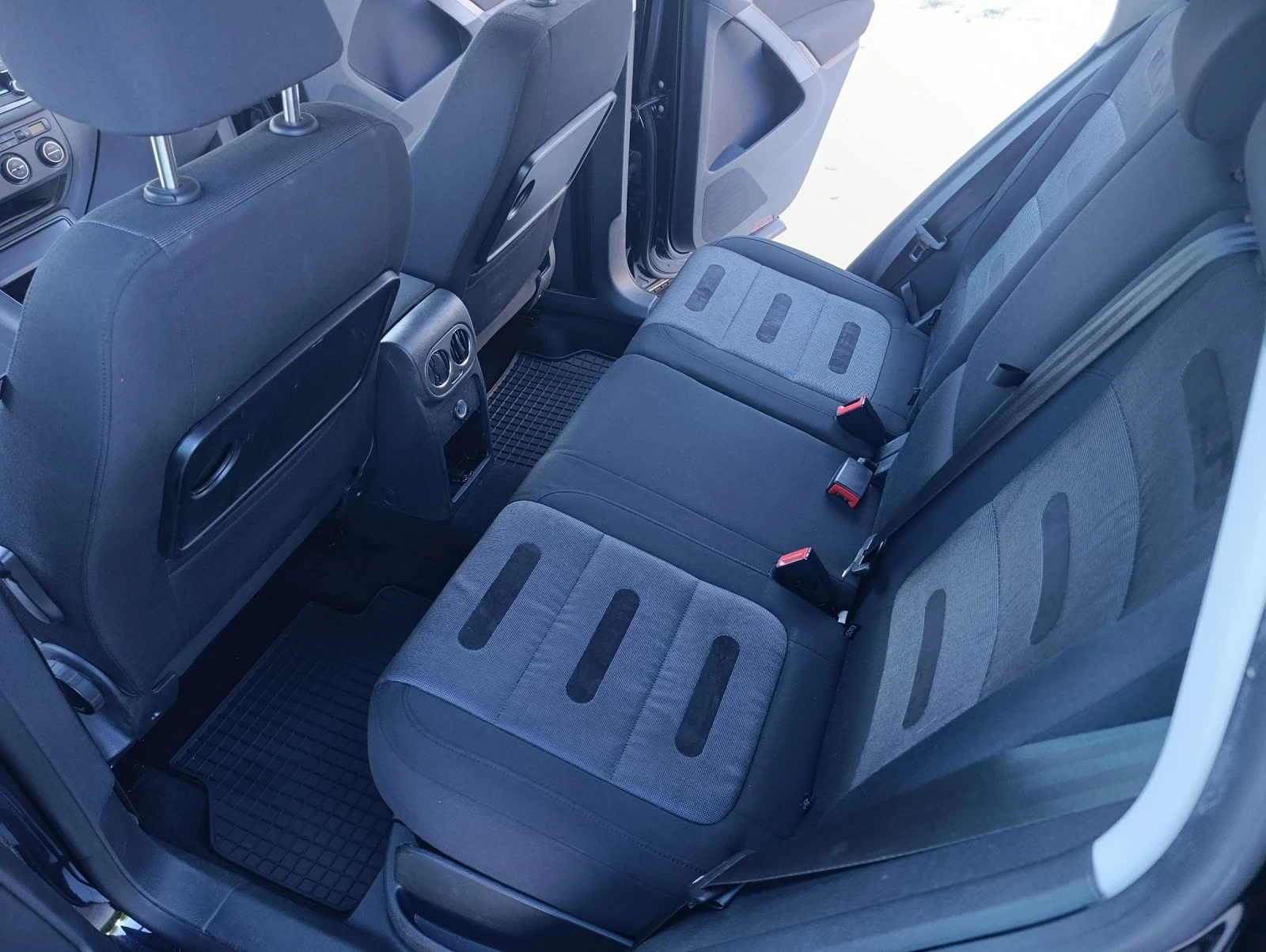 VW Tiguan 2.0 TDI 4x4, снимка 10 - Автомобили и джипове - 55661611