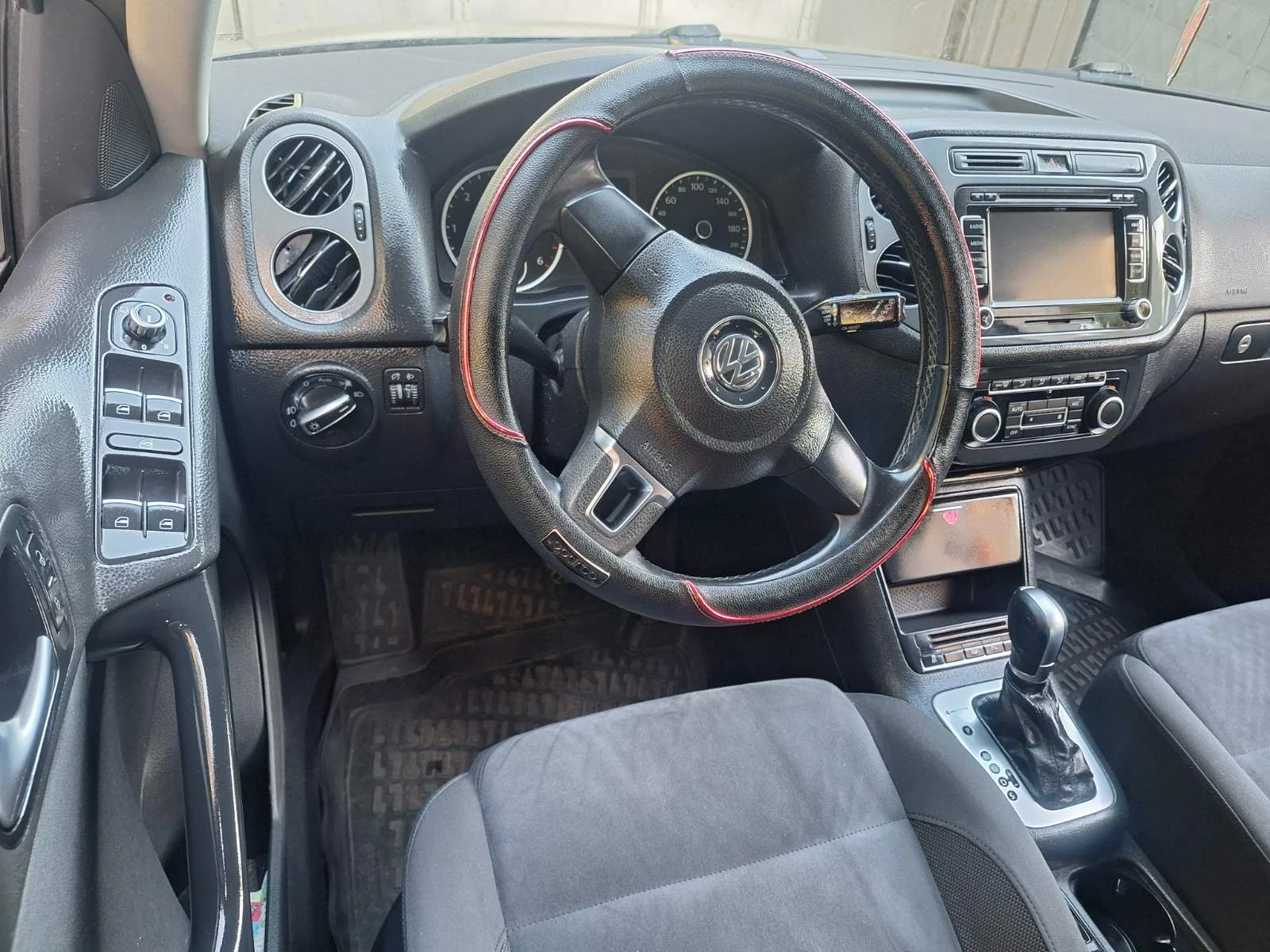 VW Tiguan, снимка 15 - Автомобили и джипове - 56011035
