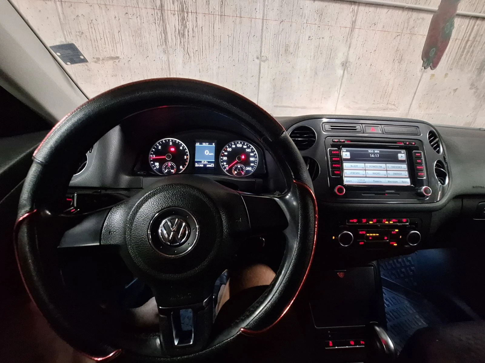 VW Tiguan, снимка 12 - Автомобили и джипове - 56011035