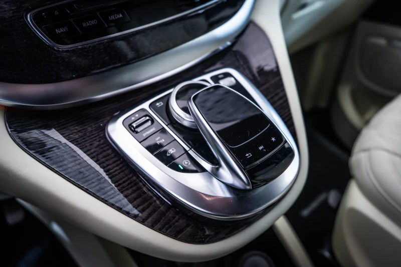 Mercedes-Benz V 250d 4M VIP* Burmester, снимка 9 - Бусове и автобуси - 51837674