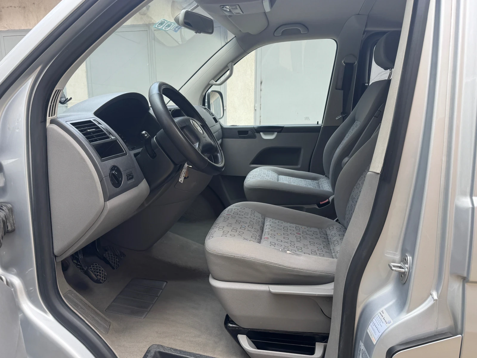 VW T5 6 места * Климатик* Maxi база , снимка 12 - Бусове и автобуси - 54047030