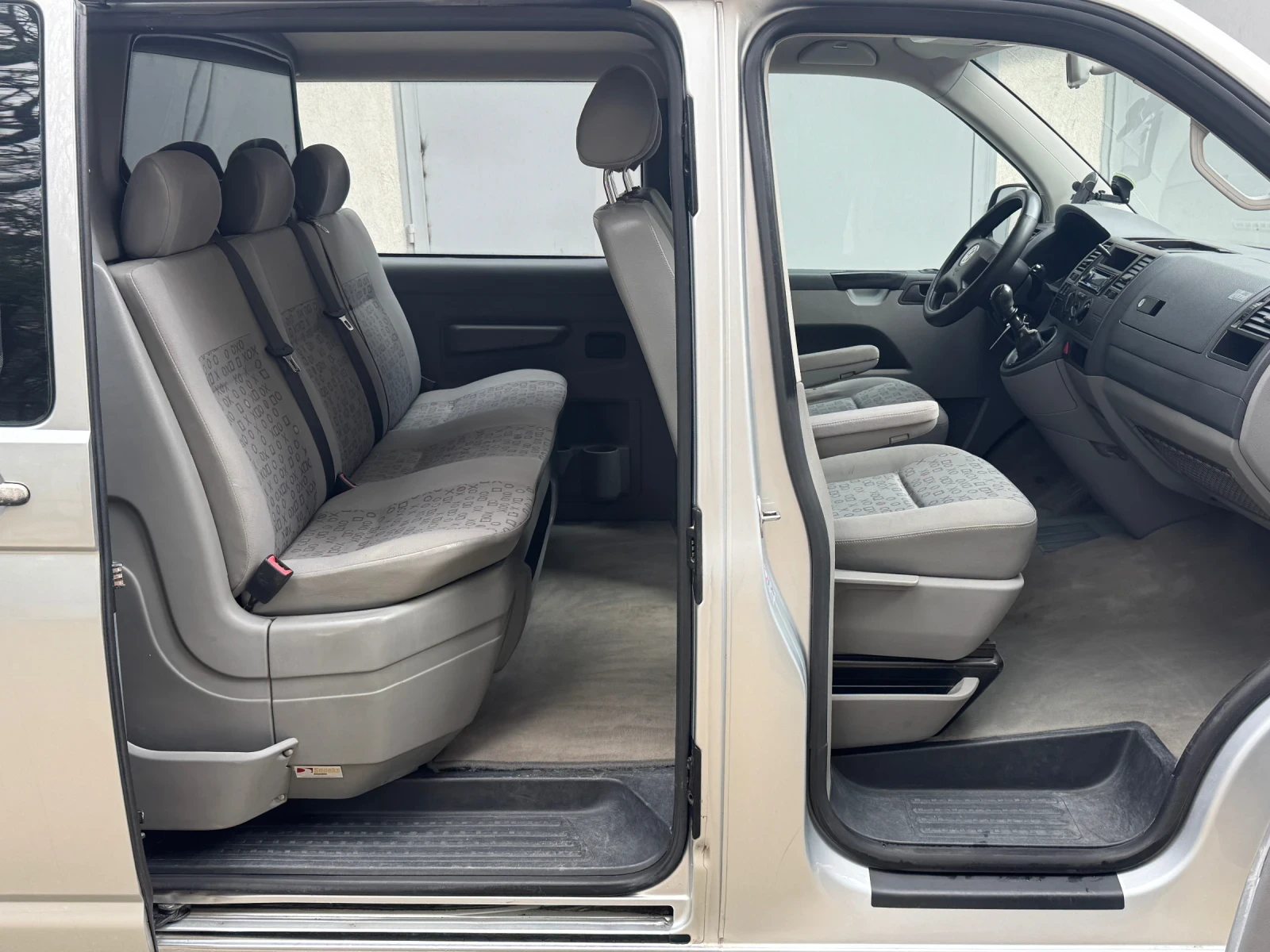 VW T5 6 места * Климатик* Maxi база , снимка 11 - Бусове и автобуси - 54047030