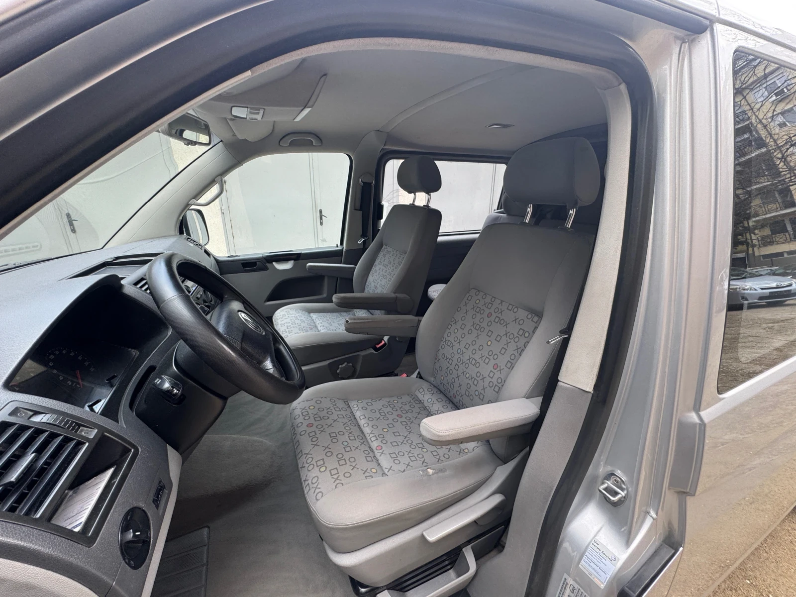 VW T5 6 места * Климатик* Maxi база , снимка 8 - Бусове и автобуси - 54047030