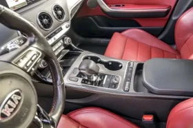 Kia Stinger 2019/3.3T/HUD/4X4/98200KM/ЛЮК/CARFAX, снимка 9