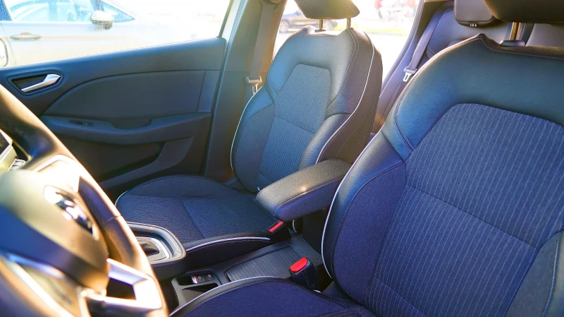 Renault Clio 1.6 E-Tech Hybrid, снимка 14 - Автомобили и джипове - 52640544