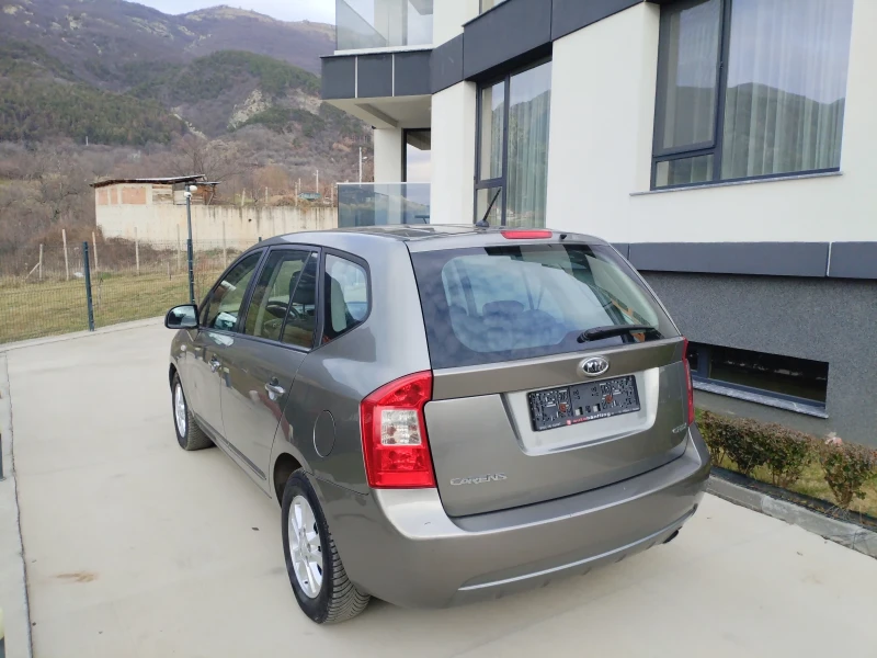 Kia Carens 1.6 CRDI 116кс 6с Климатроник Нави Вс екстри Евро5, снимка 6 - Автомобили и джипове - 53261890