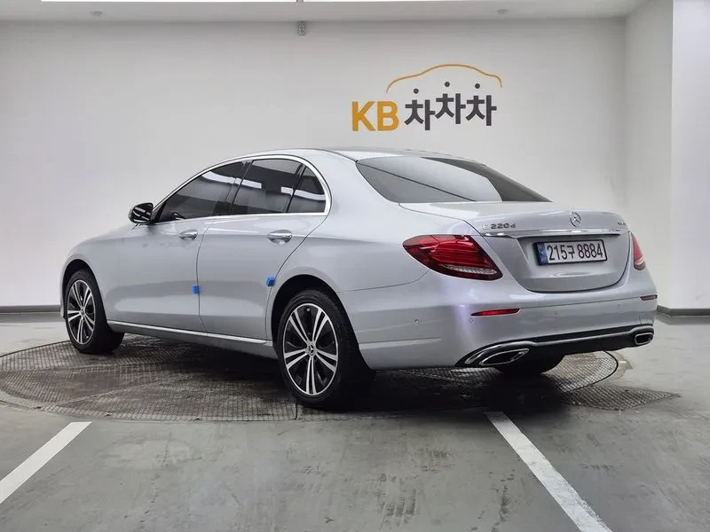Mercedes-Benz E 220 4MATIC - САМО 30% АВАНС, снимка 3 - Автомобили и джипове - 55429296