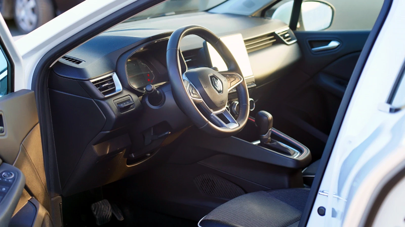 Renault Clio 1.6 E-Tech Hybrid - изображение 9