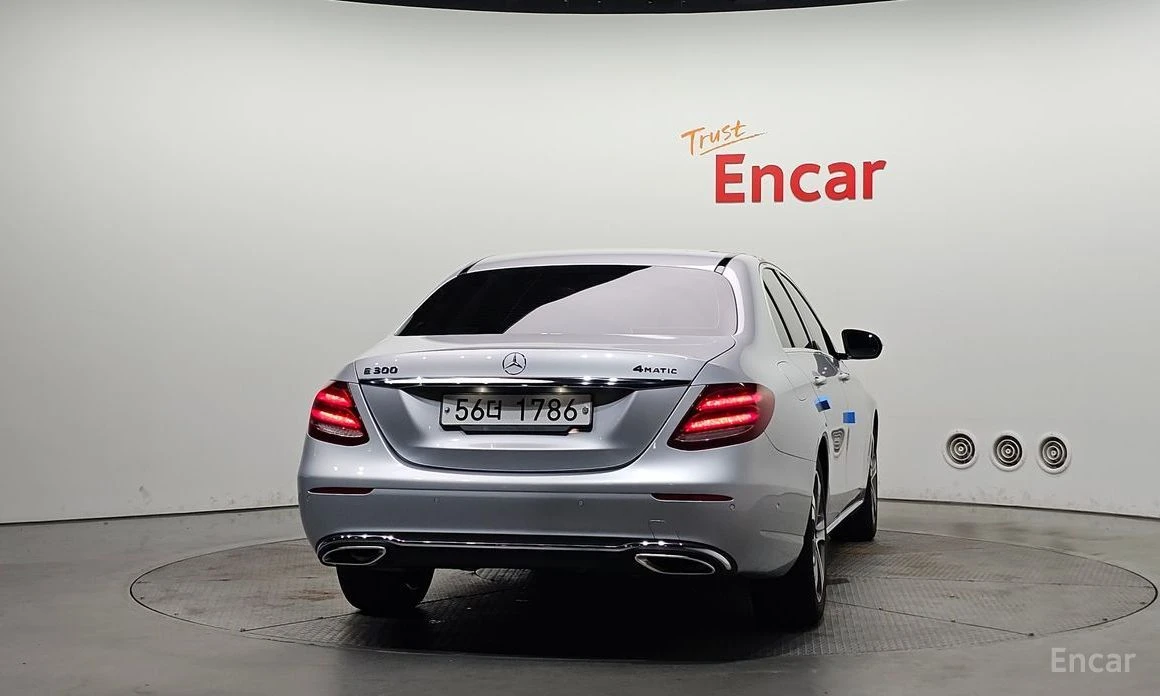 Mercedes-Benz E 300, снимка 4 - Автомобили и джипове - 55259331