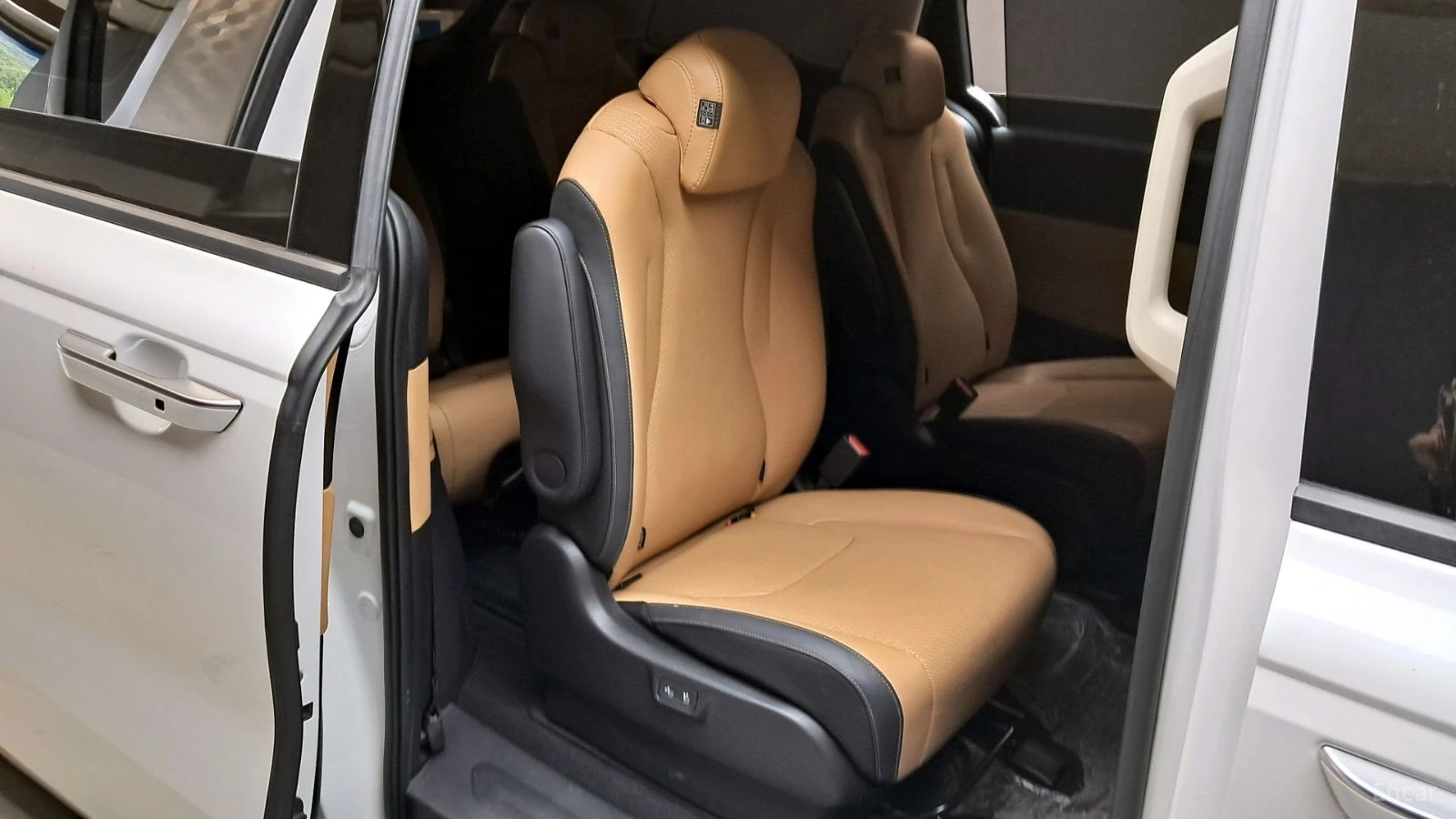 Kia Carnival 9-местен* КОЖА* ОБДУХВ* НАВИ* 360, снимка 9 - Автомобили и джипове - 55512495