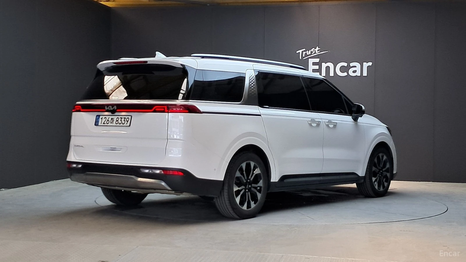 Kia Carnival 9-местен* КОЖА* ОБДУХВ* НАВИ* 360, снимка 2 - Автомобили и джипове - 55512495