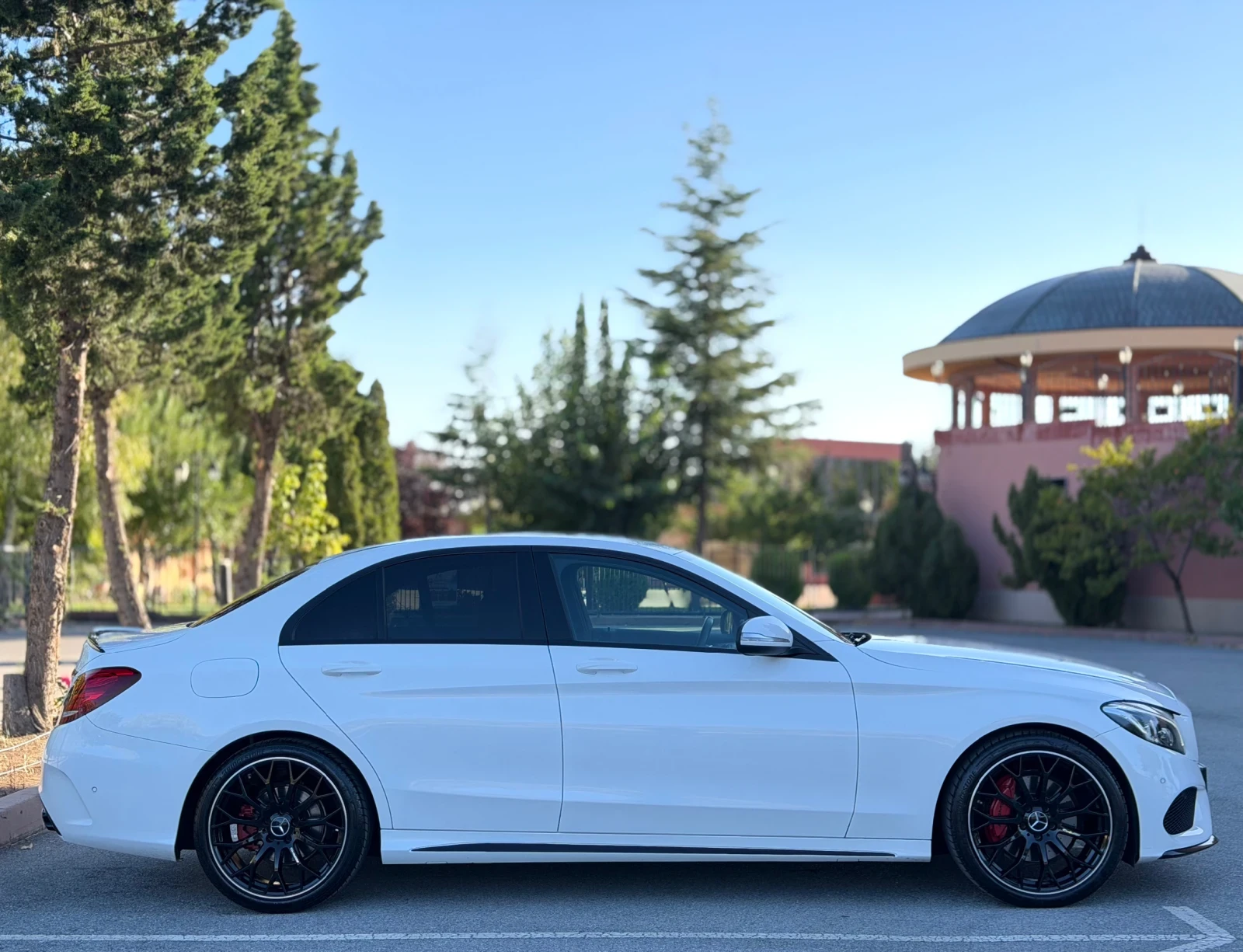 Mercedes-Benz C 220 AMG/187хил./Burmester/Head-Up/Дистроник/Multibeam, снимка 7 - Автомобили и джипове - 56011296