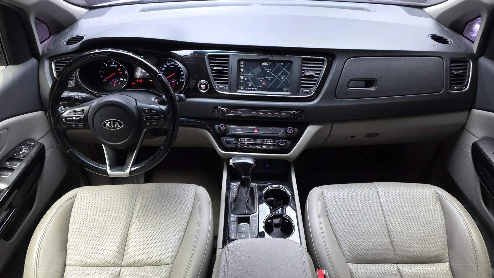 Kia Carnival ЕЛ. БАГАЖНИК* BLIND SPOT* 360* КРАЙНА ЦЕНА, снимка 7 - Автомобили и джипове - 56024627