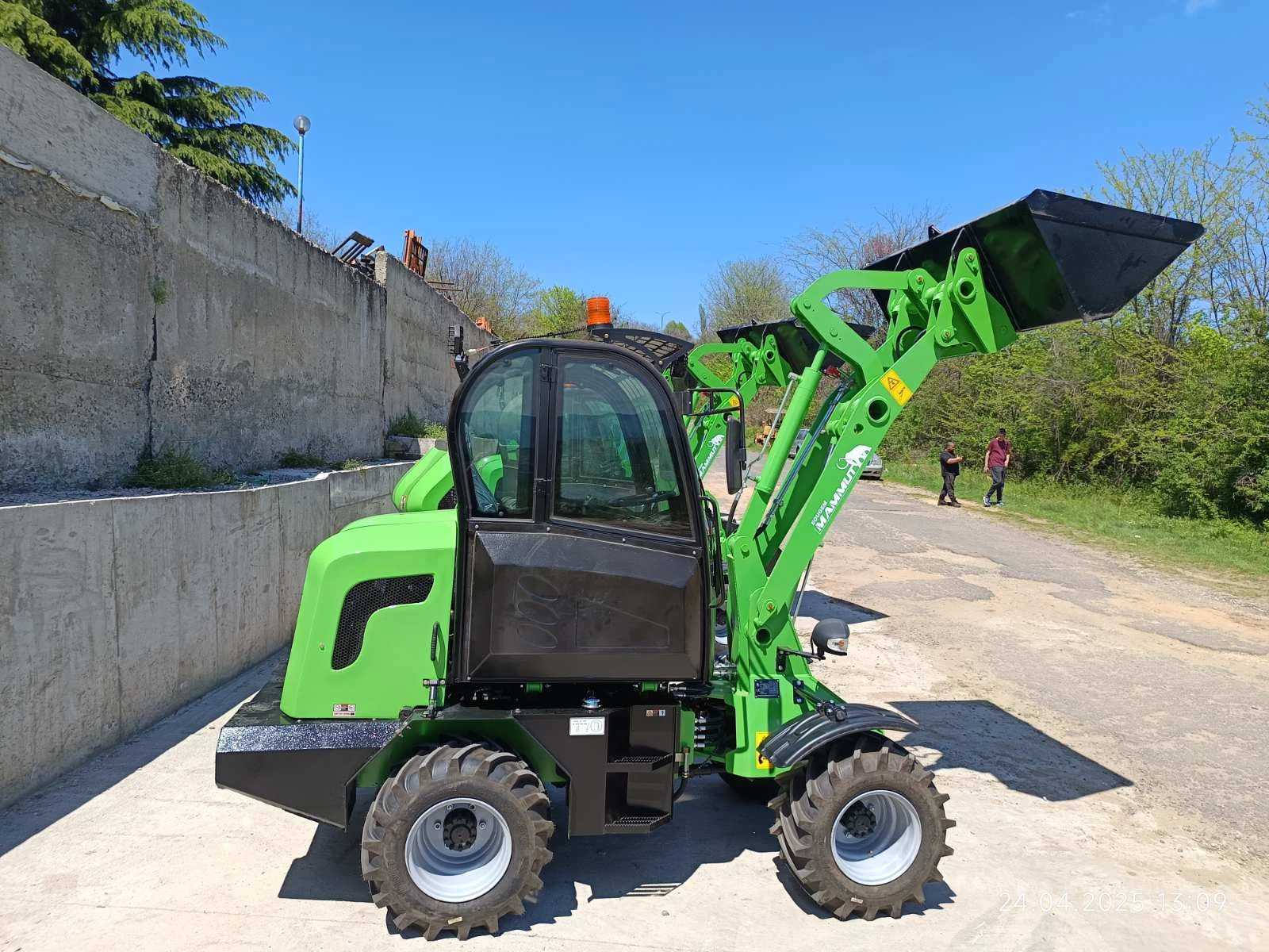 Телескопичен товарач Komatsu МАМУТ X -TRA - изображение 10