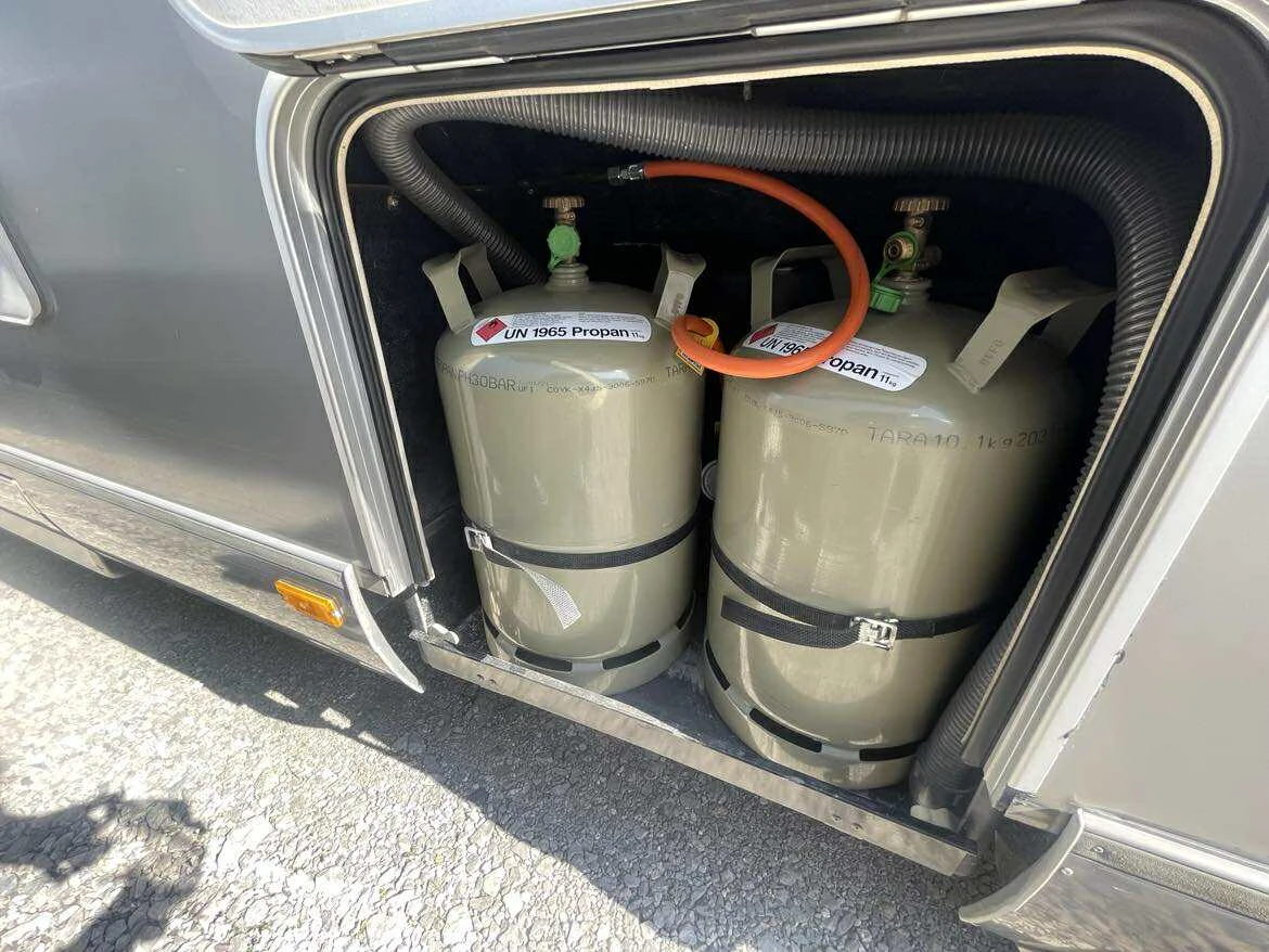 Кемпер HYMER / ERIBA Signo 100, снимка 8 - Каравани и кемпери - 54045629