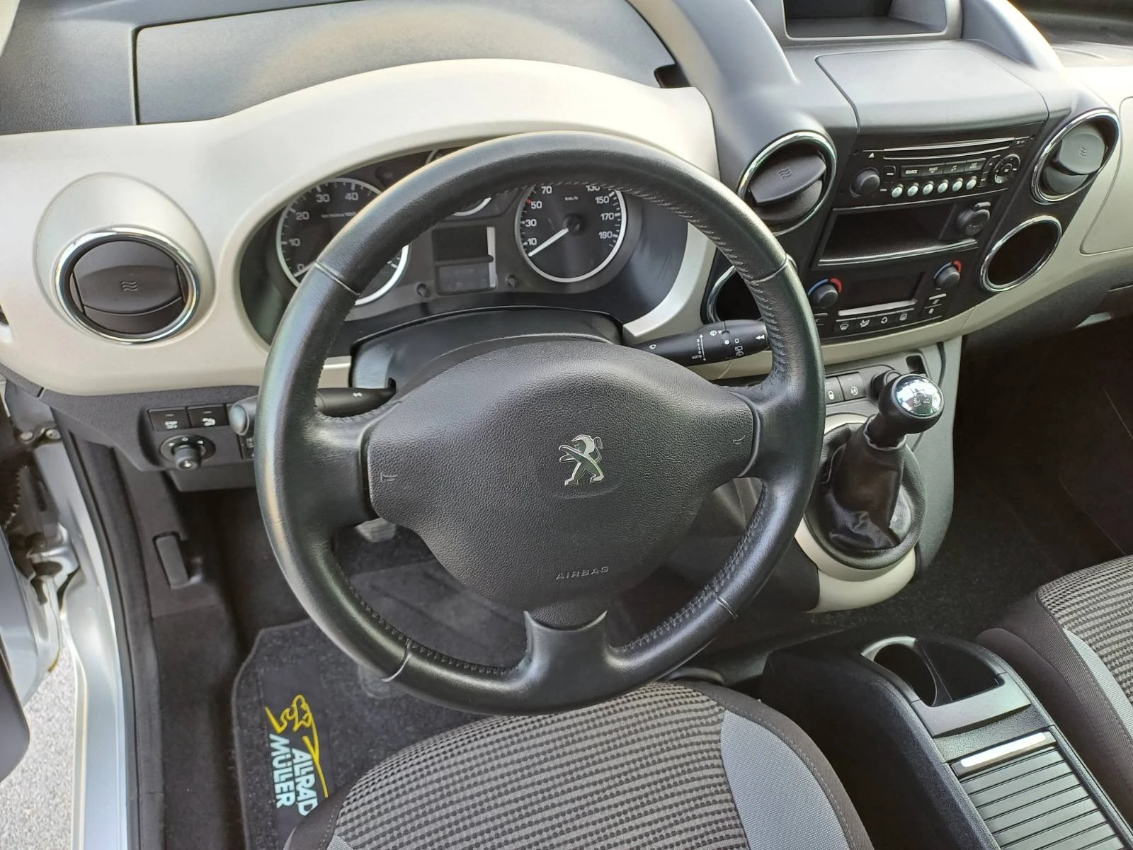 Peugeot Partner Tepee 1.6 HDI 115k.s. - изображение 8