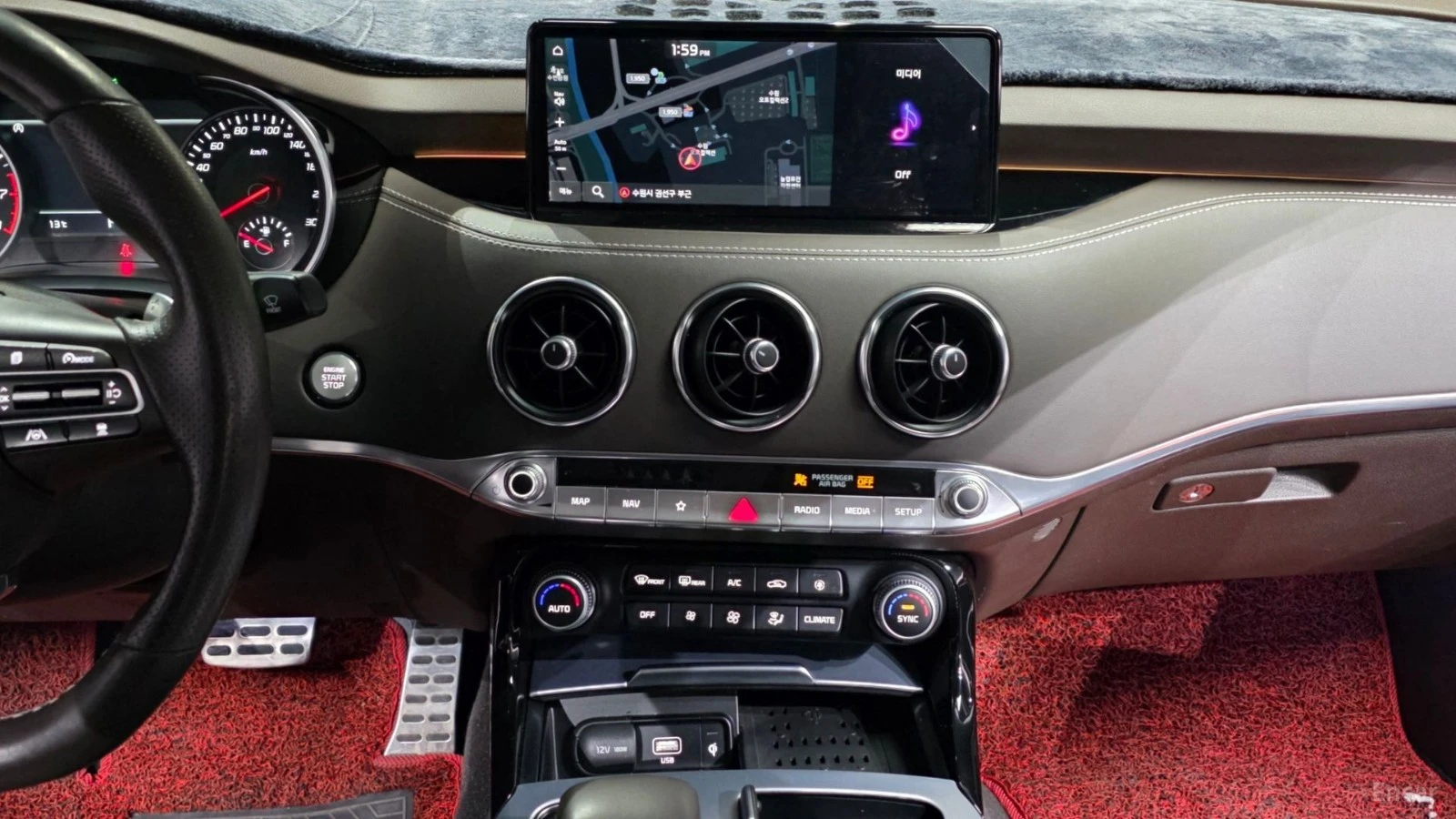 Kia Stinger ПАМЕТ* 360 КАМЕРА* ОБДУХВАНЕ* ПОДГРЕВ* , снимка 13 - Автомобили и джипове - 55524391
