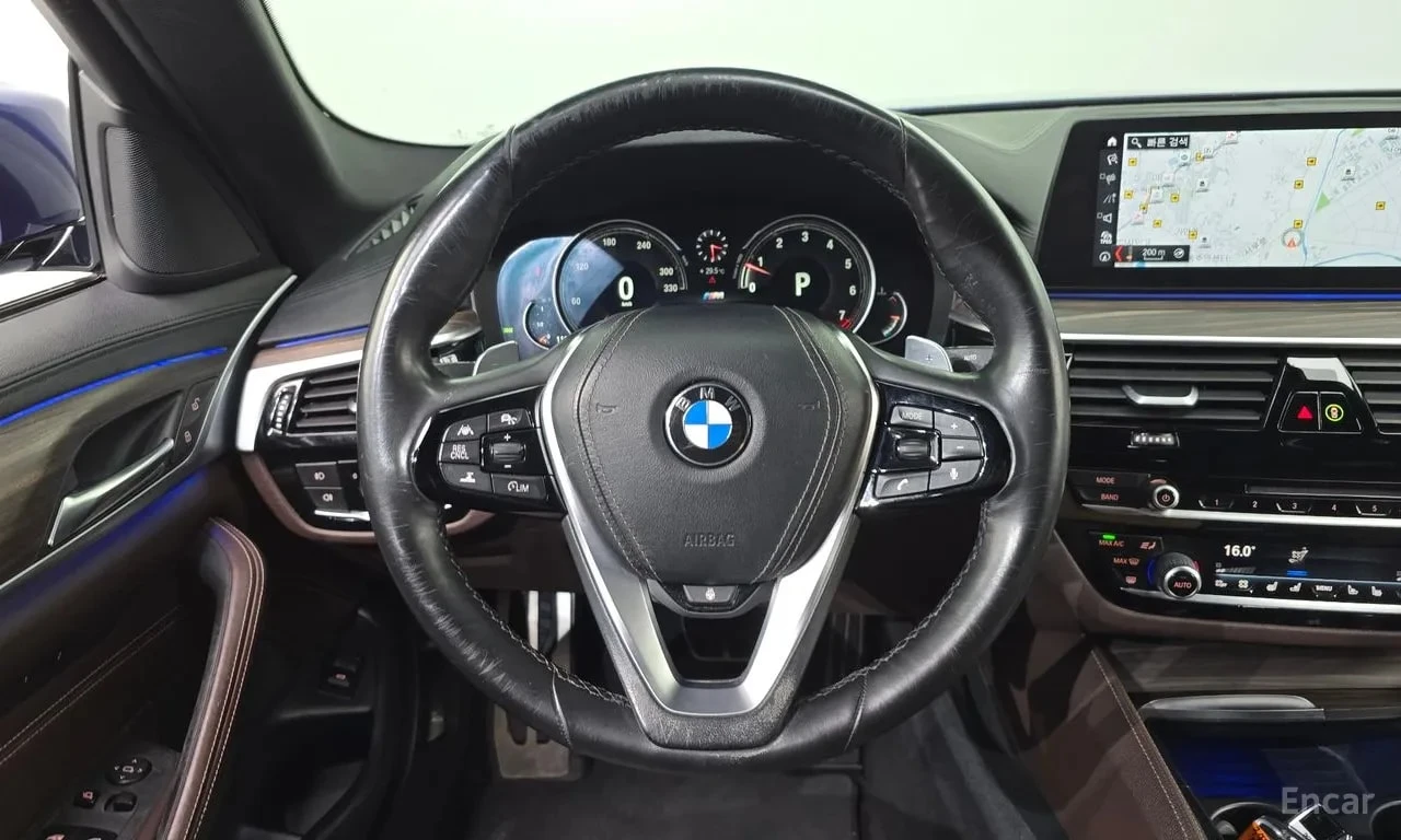 BMW 530 М ПАКЕТ/xDrive/ХЕДЪП/360/ОБДУХ/ПОДГРЕВ/ШИБЕДАХ, снимка 13 - Автомобили и джипове - 55903264