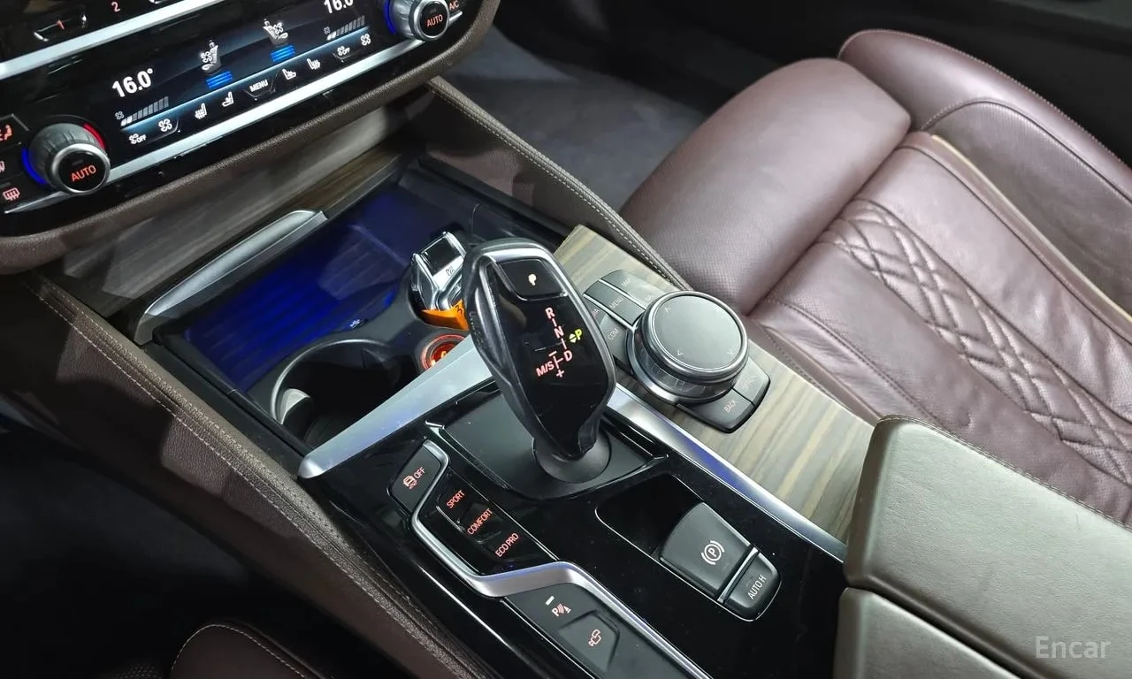 BMW 530 М ПАКЕТ/xDrive/ХЕДЪП/360/ОБДУХ/ПОДГРЕВ/ШИБЕДАХ, снимка 9 - Автомобили и джипове - 55903264