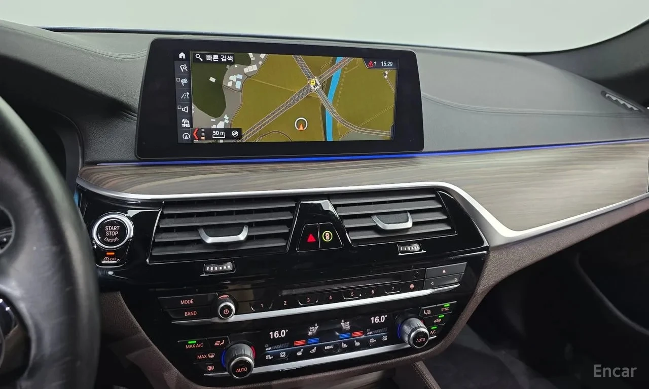 BMW 530 М ПАКЕТ/xDrive/ХЕДЪП/360/ОБДУХ/ПОДГРЕВ/ШИБЕДАХ, снимка 12 - Автомобили и джипове - 55903264