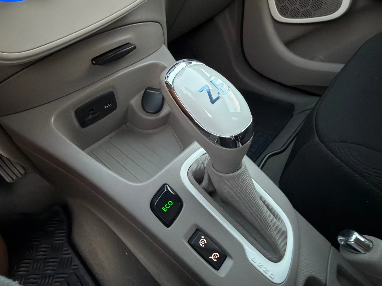 Renault Zoe 43KW* Реален пробег* Собствена батерия, снимка 13 - Автомобили и джипове - 55943780
